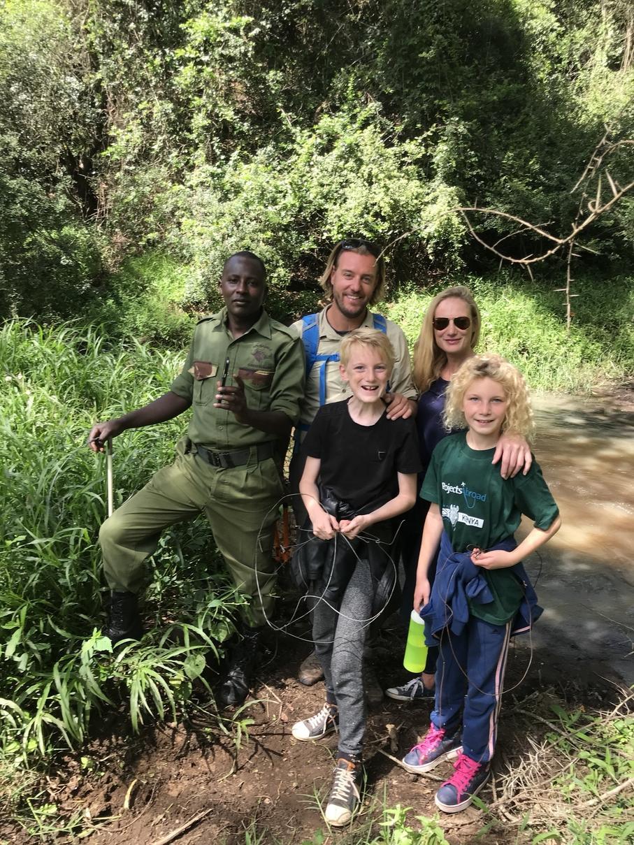 Belgian family help clear snares during their family volunteer trip in Kenya